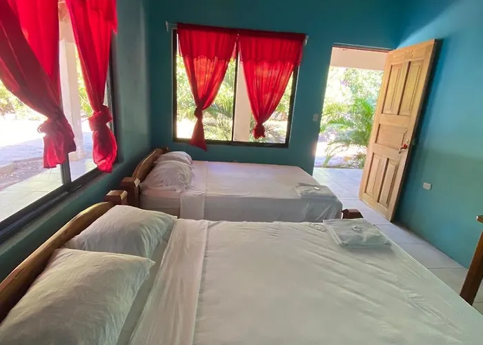 Cabinas La Casona Del Pirata Pensión