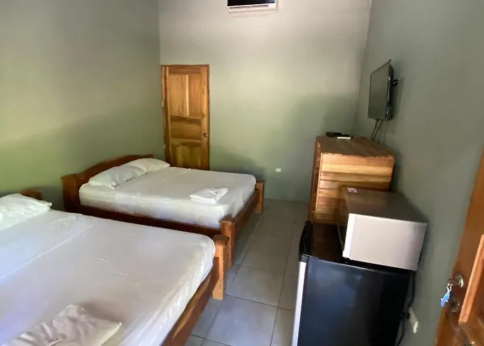 Cabinas La Casona Del Pirata Pensión *
