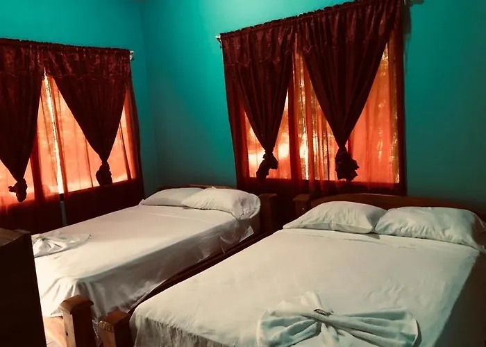 Cabinas La Casona Del Pirata Pensión